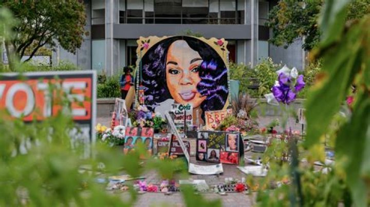 
Breonna Taylor Case Update -What Happened, Who Shot Her? 