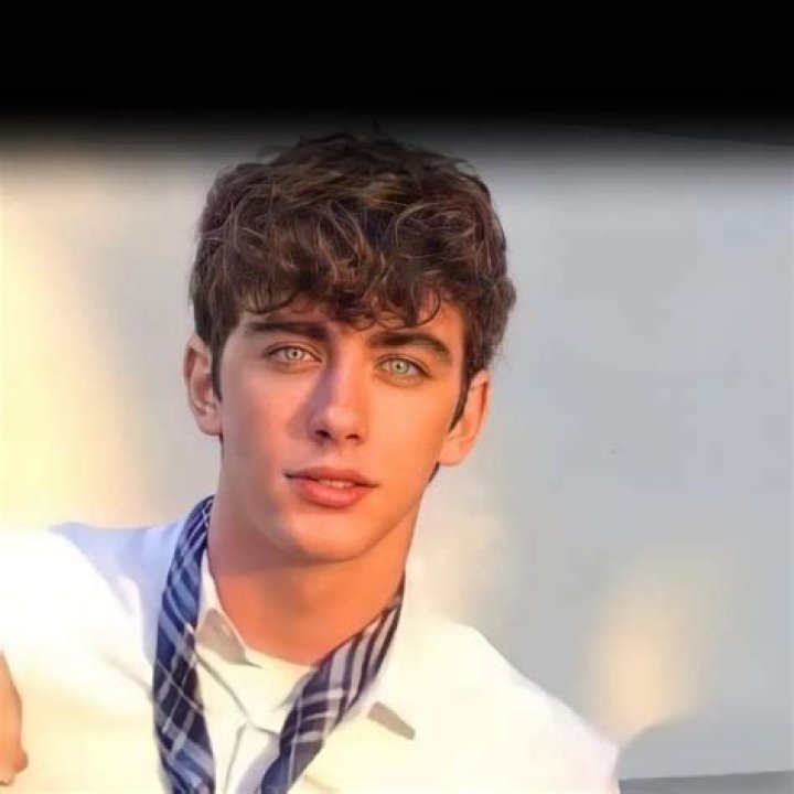 
Hunter Herrin Height, Weight, Net Worth, Age, Birthday, Wikipedia, Who, Nationality, Biography 