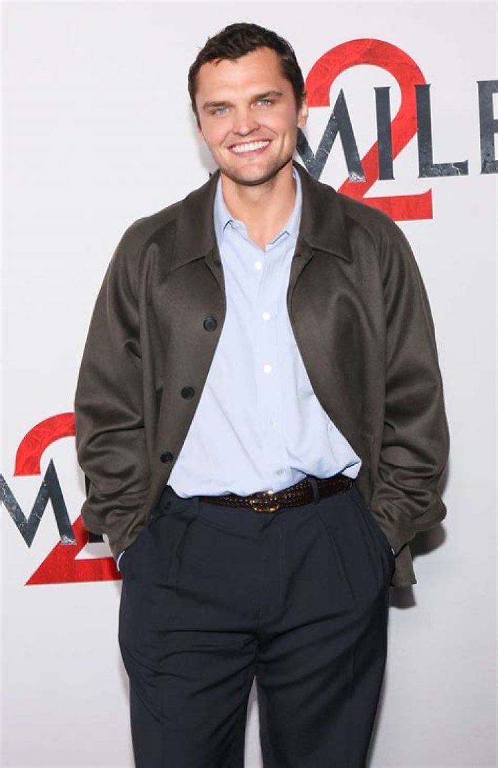 Ray Nicholson Height, Weight, Net Worth, Age, Birthday, Wikipedia, Who, Instagram, Biography